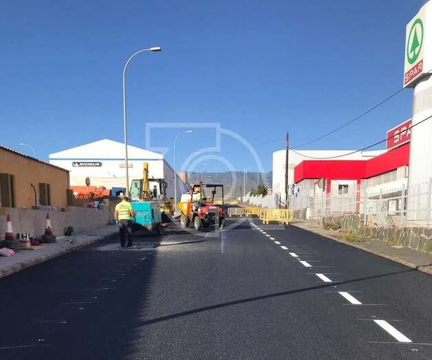 Obras de asfaltado en el Parque Empresarial de ElGoro (Foto TA)